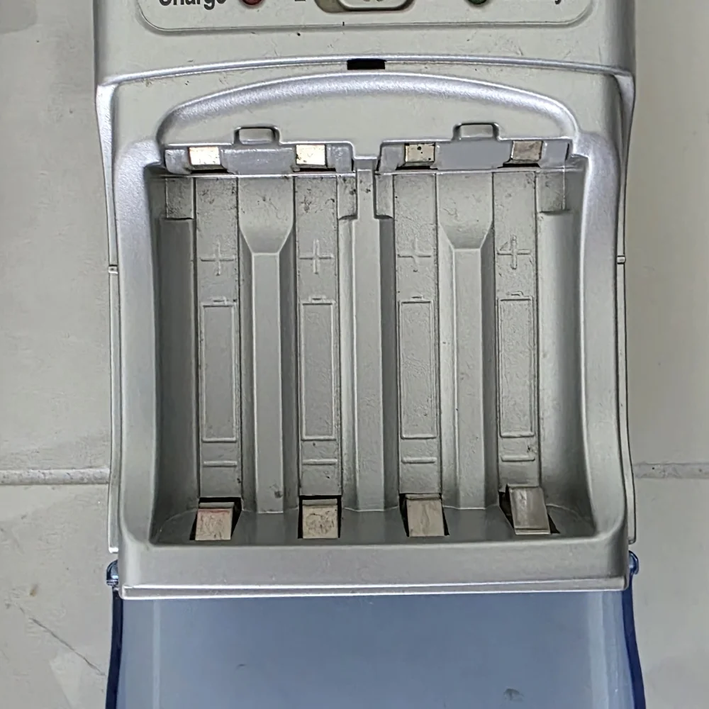 Ultra-Fast Ni-MH & Ni-Cd Battery Charger CH-3900